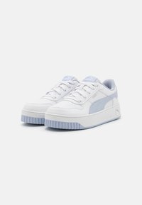Weiße Sneaker mit hellblauen Akzenten, featuring ein strukturiertes Obermaterial, runde Zehen, Schnürverschluss und eine dicke Gummisohle mit gestreiftem Muster.