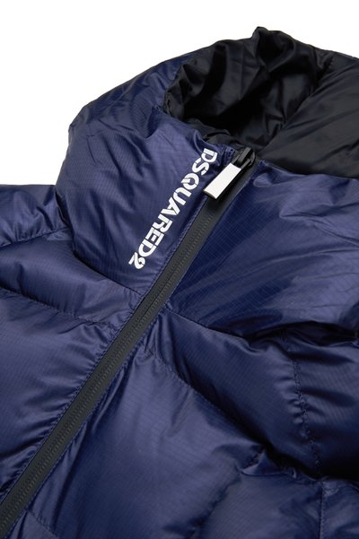 Giubbotto trapuntato blu navy con colletto alto, texture a righe e zip frontale. Presenta il logo sul lato e una fodera interna liscia.