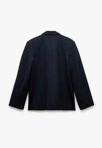 Mørk marineblå skræddersyet blazer set fra ryggen med lange ærmer og klippet krave på en hvid baggrund.