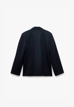 Donkerblauwe pinstripe blazer gezien van achter met lange mouwen en een gesneden kraag op een witte achtergrond.