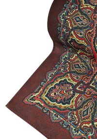 Czerwono-niebieska tkanina w wzory z misternymi spiralami i kwiatowymi motywami. Materiał ma teksturowane wykończenie i bogatą paletę kolorów.