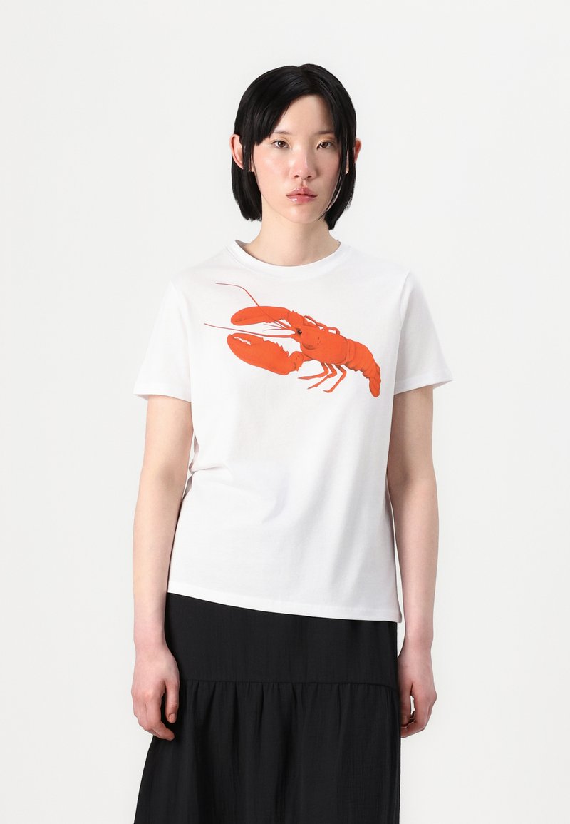 Camiseta de algodão branca com um gráfico vívido de uma lagosta laranja na frente. Mangas curtas com um design clássico de gola redonda.