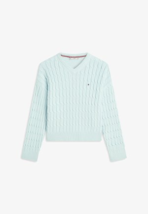 Lyseblå kabelstrikket sweater med V-udskæring, lange ærmer, ribstrikkede manchetter og kant, med en lille logo på venstre bryst.