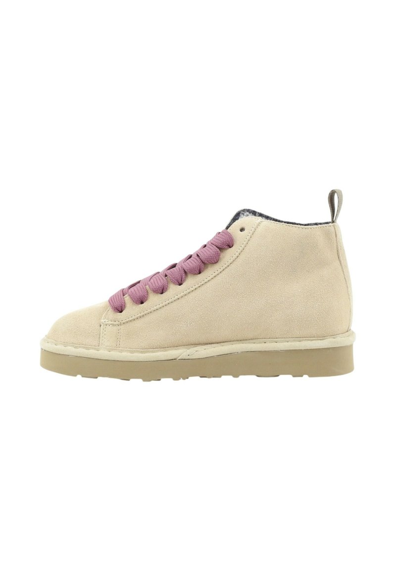 Sneaker alta beige in pelle scamosciata con lacci rosa, punta rotonda, suola in gomma e una piccola linguetta sul retro. Superfici testurizzate e lisce.