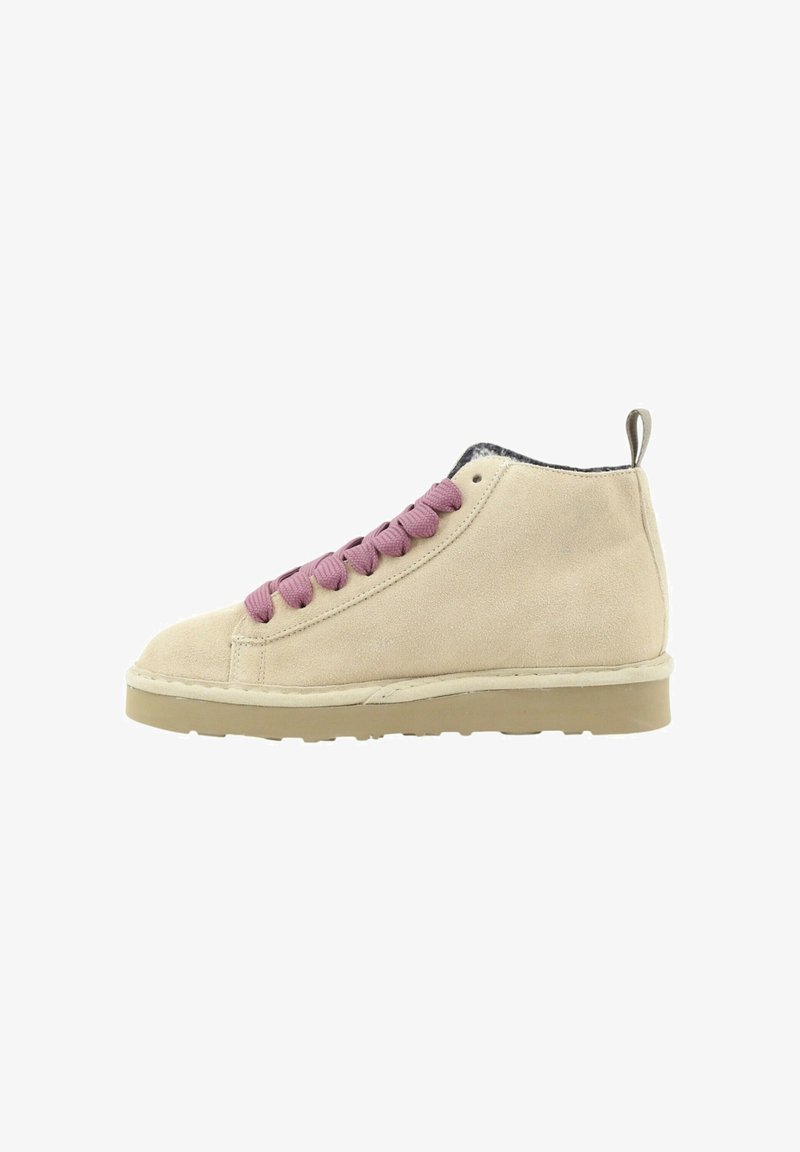 Sneaker alta beige in pelle scamosciata con lacci rosa, punta rotonda, suola in gomma e una piccola linguetta sul retro. Superfici testurizzate e lisce.