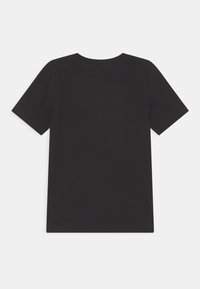 Svart bomullströja med rund hals och korta ärmar. Tyget har en slät textur och en rak skärning.