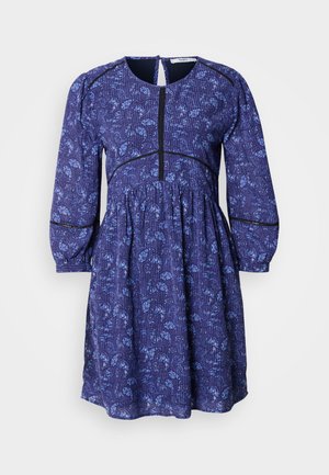 Robe violette en tissu texturé, motifs floraux, manches longues bouffantes et encolure ronde. Fermeture boutonnée au dos.