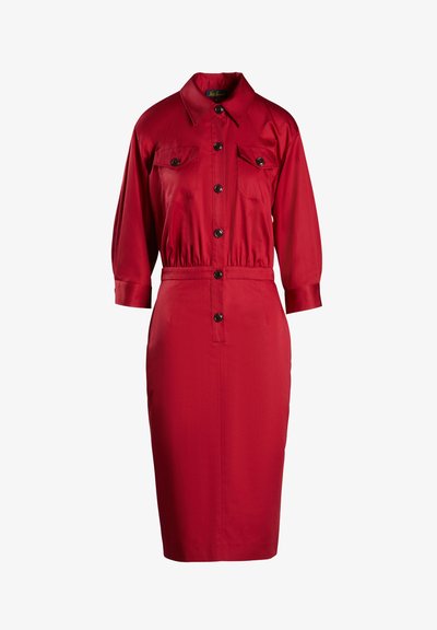 Červené šaty na gombíky s golierom, dvoma náprsnými vreckami, dlhými rukávmi a priliehavým pásom. Hladká látka s elegantným strihom.