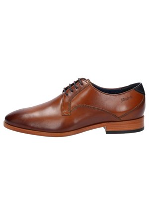 Chaussure habillée en cuir marron avec un bout arrondi, un laçage et des détails de couture subtils. Elle présente un talon en bois et une finition lisse.