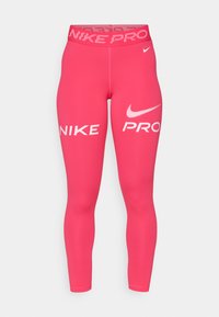 Rosa Nike Pro leggings har et tettsittende design med en merket elastisk midjebånd, hvit Nike-logo og "NIKE"-tekst på lårene.