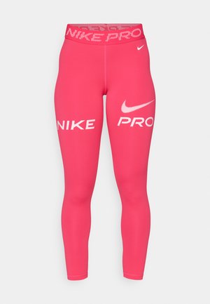 Ružové legíny Nike Pro majú priliehavý strih s elastickým pásom s logom značky, bielym logom Nike a textom "NIKE" na stehnách.