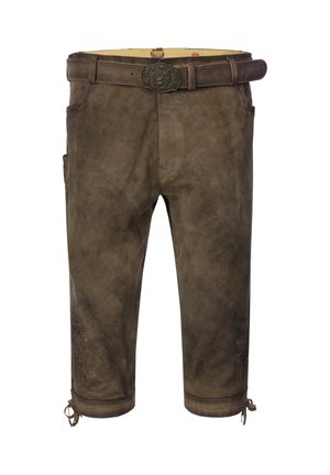 Braune Lederhosen mit einer strukturierten Oberfläche, ausgestattet mit einer dekorativen Gürtelschnalle, seitlichen Taschen und bestickten Details am linken Bein.