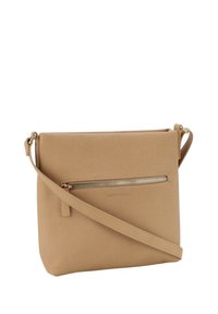 Borsa a tracolla beige con superficie texturizzata, tasca frontale con zip e lunga tracolla regolabile. Branding discreto stampato sul davanti.