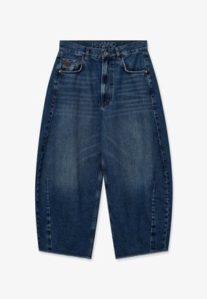 Temno modre široke kavbojke iz jeansa z sprednjimi žepi, zankami za pas, zapiranjem na gumb in rahlim bledenjem na stegnih in kolenih.