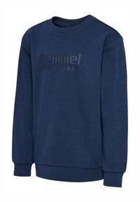 Felpa blu navy con maniche lunghe, scollo rotondo e logo "hummel" in rilievo sul petto. Presenta polsini e orlo a coste.