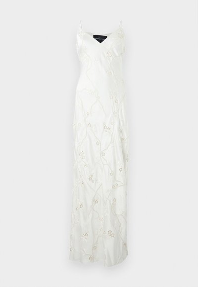 Weißes Satin-Nachthemd mit dünnen Trägern, Blumenstickerei und V-Ausschnitt, auf einfachem weißem Hintergrund dargestellt.