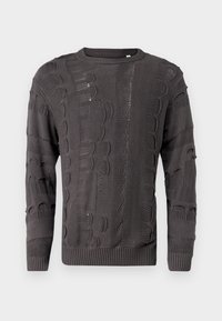 Ciemnoszary sweter z dzianiny, z różnorodnymi wzorami tekstur, prążkowanymi mankietami i dołem, oraz okrągłym dekoltem.