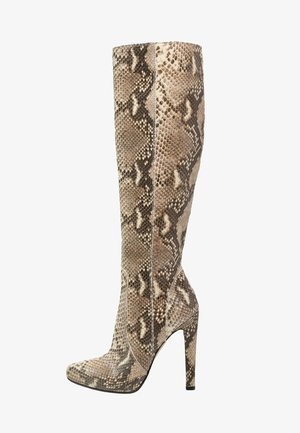 Kozaki sięgające do kolan o fakturze imitującej skórę węża, w odcieniach beżu i brązu, z zaostrzonym noskiem i wysokim obcasem typu szpilka.
