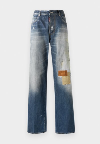 Modri kavbojke z ohlapnim krojem, zbledelimi deli in različnimi teksturiranimi obliži v rjavi in bež barvi na levi nogi. Opažene so svetle poškodbe.