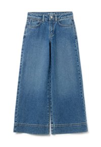 Jeans de pierna ancha en denim azul claro, con cierre de botón y cremallera, dos bolsillos frontales y textura deshilachada en el dobladillo.