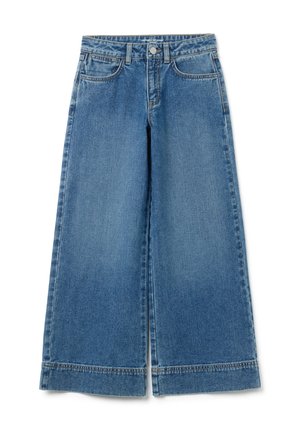 Jeans de pierna ancha en denim azul claro, con cierre de botón y cremallera, dos bolsillos frontales y textura deshilachada en el dobladillo.