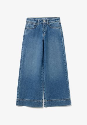 Wijd-uitlopende jeans in lichtblauwe denim, met een knoop- en ritsluiting, twee voorkanten zakken en een ruwe zoomtextuur aan de onderkant.