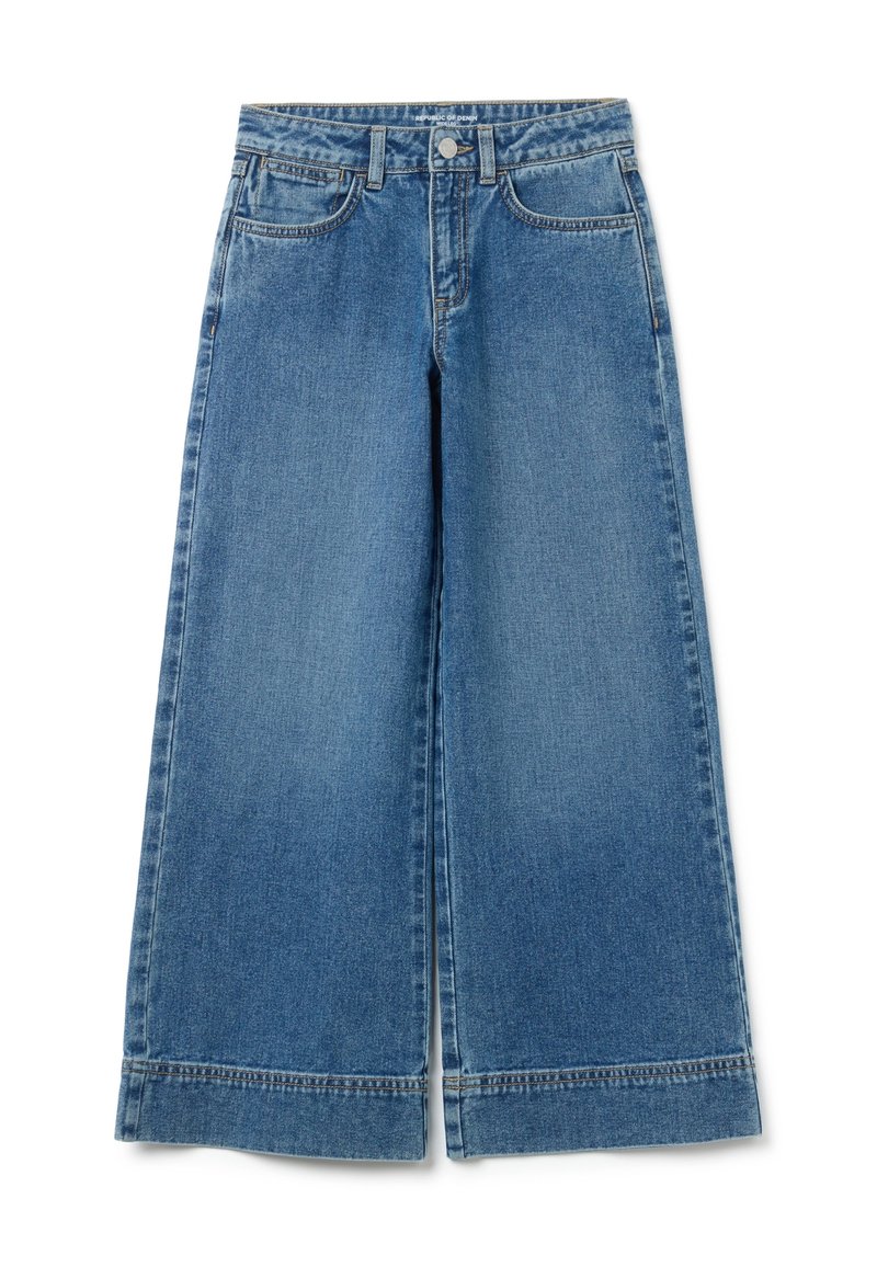 Jeans de pierna ancha en denim azul claro, con cierre de botón y cremallera, dos bolsillos frontales y textura deshilachada en el dobladillo.