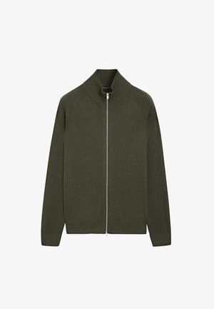 Olijfgroene trui met rits, geribde kraag en manchetten, zachte textuur, minimalistisch ontwerp, rechte snit, zilveren ritssluiting, zonder zakken.