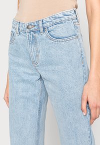 ONLY ONLDAD  - Calças de ganga de corte relaxado - medium blue denim