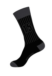Chaussettes noires avec des rayures verticales, comportant le numéro "15" sur le côté et un orteil noir uni. Fabriquées en matériau lisse et extensible.