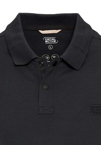 Sort polo skjorte lavet af struktureret stof med krave-design, der har to knapper, logo broderi og kontrastfarvet nakke tape.