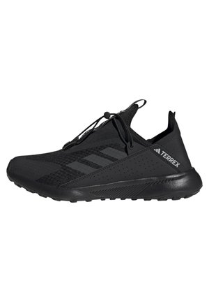 Zapatilla de trail running Adidas Terrex negra con parte superior de malla, sistema de cordones rápidos y suela texturizada para uso al aire libre.