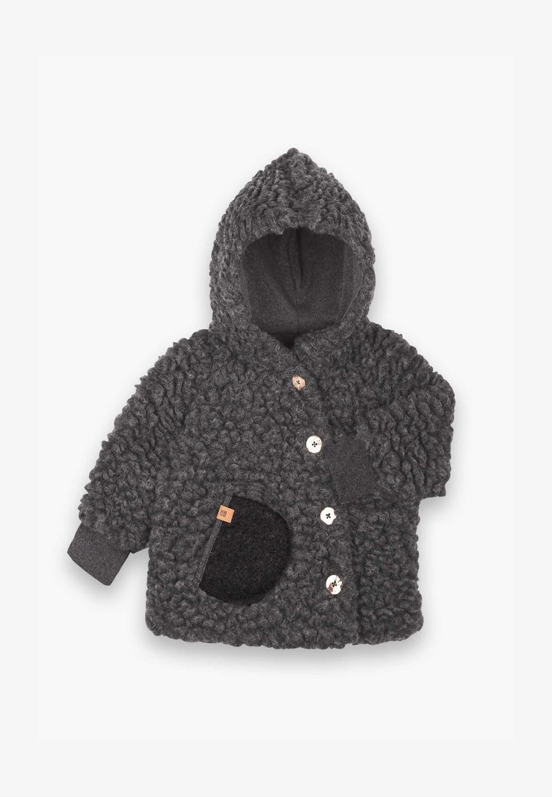 Giacca a cappuccio grigia realizzata in materiale testurizzato e peloso. Presenta tre bottoni, una tasca nera e un'imbottitura morbida all'interno del cappuccio.