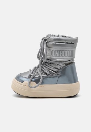 Moon Boot impermeabile argentato con parte superiore imbottita, lacci grigi e suola crema, caratterizzato da una fascia con logo attorno al gambale.
