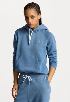 Hoodie bleu en molleton doux, doté d'une poche frontale, de cordons blancs et d'un petit logo jaune sur la poitrine.