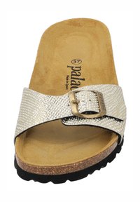 Sandalo slide metallico argento con una fascia testurizzata, un accento con fibbia, una soletta in suede e una suola in gomma nera. Taglia 37.