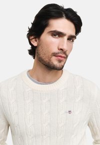 GANT CABLE C-NECK - Jersey de punto - cream