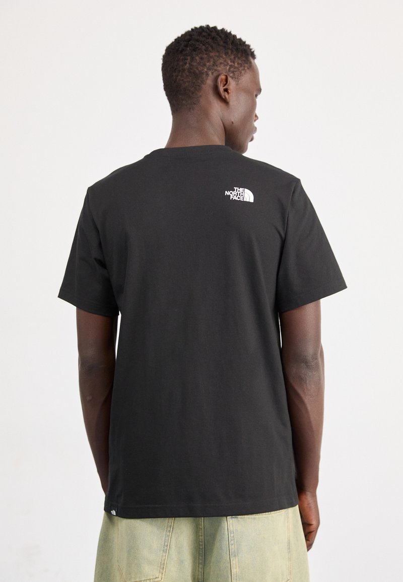 Czarny bawełniany T-shirt z okrągłym dekoltem i krótkimi rękawami. Logo marki widoczne w białym kolorze na górnej części pleców.