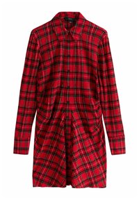 Rode geruite blouse jurk met lange mouwen, voorzien van zwarte en groene accenten in het patroon en zijzakken voor extra detail.