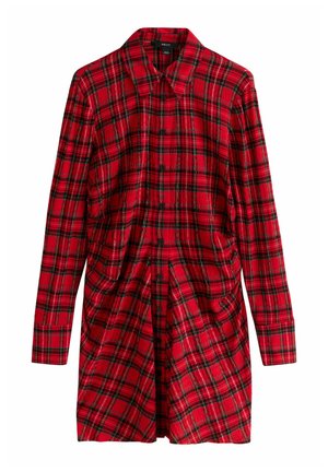 Rode geruite blouse jurk met lange mouwen, voorzien van zwarte en groene accenten in het patroon en zijzakken voor extra detail.