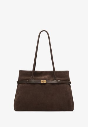 Brązowa torba typu tote zamszowa o zwartej formie, wyposażona w długie uchwyty i złote metalowe zapięcie podkreślające pas skórzany w tym samym kolorze.