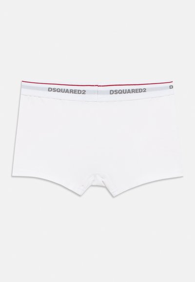Άσπρα ανδρικά boxer briefs με ελαστική μέση με τη μάρκα "DSQUARED2" και κόκκινη ρίγα στο πάνω μέρος.