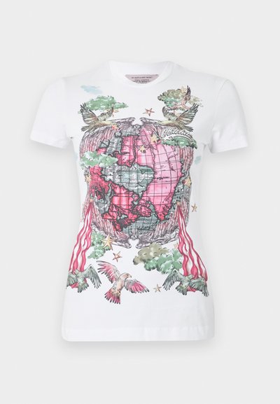 Άσπρη μπλούζα με ροζ και γκρι σχέδιο υδρογείου, περιτριγυρισμένη από πετούμενα πουλιά, πράσινα σύννεφα, αστέρια και ροζ ριγωτές σημαίες.