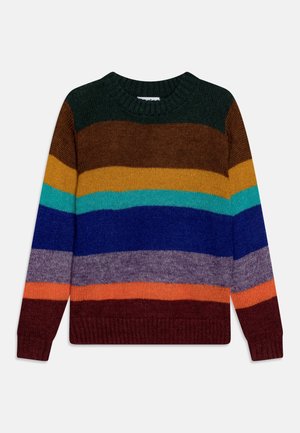 Wielobarwny sweter w paski z okrągłym dekoltem, dzianą fakturą oraz paskami w kolorach ciemnozielonym, brązowym, żółtym, niebieskim i bordo.