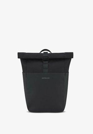 Schwarzer Rolltop-Rucksack mit einem schlichten Design, ausgestattet mit einem zentralen Schnallenverschluss und einem eingeprägten Logo am Boden.