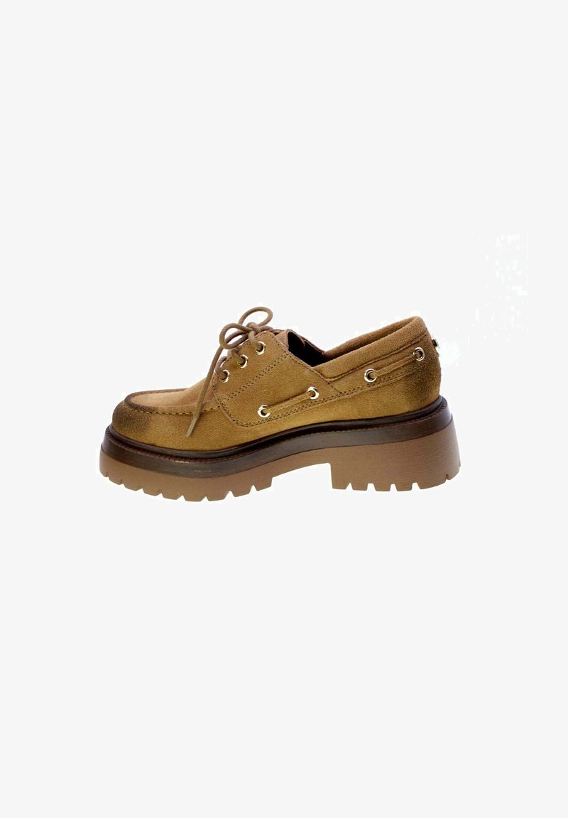 Scarpa in suede marrone con lacci, dotata di una suola in gomma marrone spessa e testurizzata, caratterizzata da occhielli in metallo e un design con punta arrotondata.