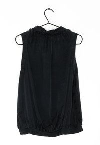 Top senza maniche nero realizzato in tessuto morbido, con scollatura arricciata e orlo elasticizzato, dalla superficie liscia e leggermente lucida.