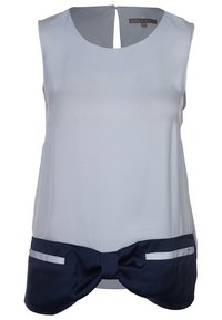 Ljusgrå ärmlös topp med rund halsringning, har en marinblå satinrosett vid fållen och sidofickor med kontrasterande kant.