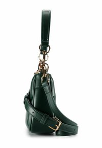 Bolso de piel verde con forma estructurada, que presenta herrajes en tono dorado y una correa ajustable. Textura suave con detalles de costura.