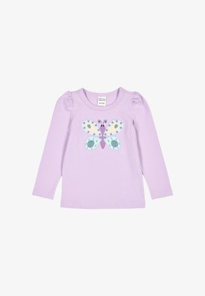 Langärmliges lila Oberteil aus weichem Material mit einer Schmetterlingsgrafik, die mehrfarbige Flügel und Muster, einschließlich Punkte und Wirbel, zeigt.